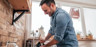 photo d'un homme faisant la vaisselle