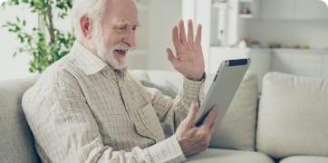 Photo un homme agé utilisant une tablette