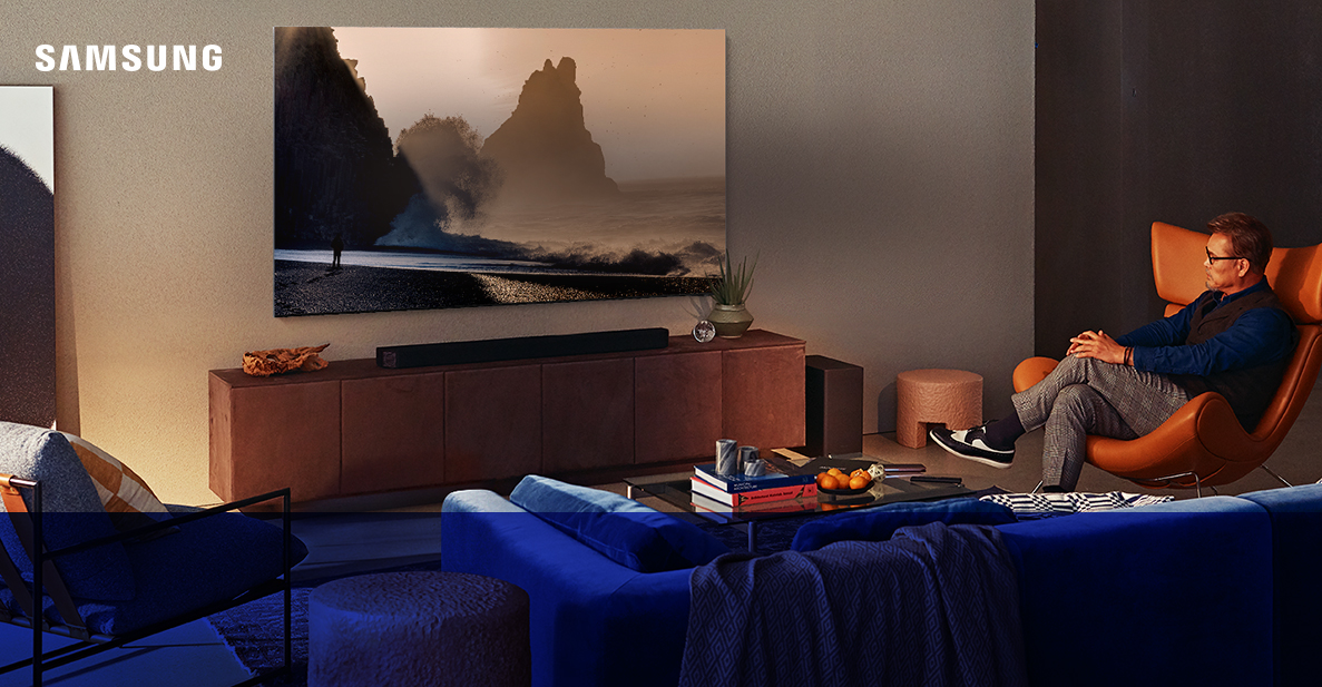 personne assise dans son salon regardant la télévision