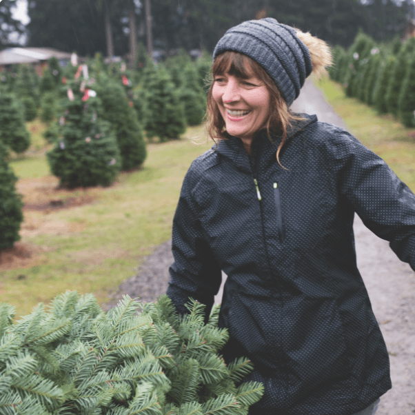 Photo d'une personne portant un sapin