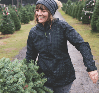 Photo d'une personne portant un sapin